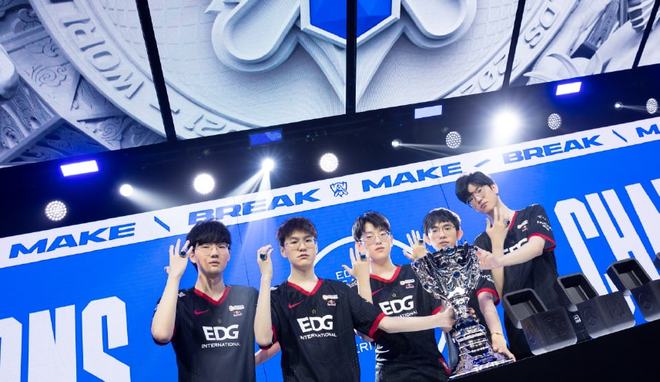 在侧翼持球 在侧翼持球