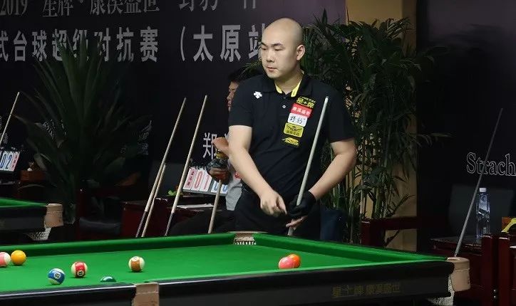 体乘坐摩托